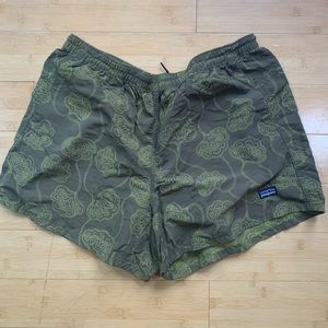 LIKE NEW PATAGONIA BAGGIES: women’s size L